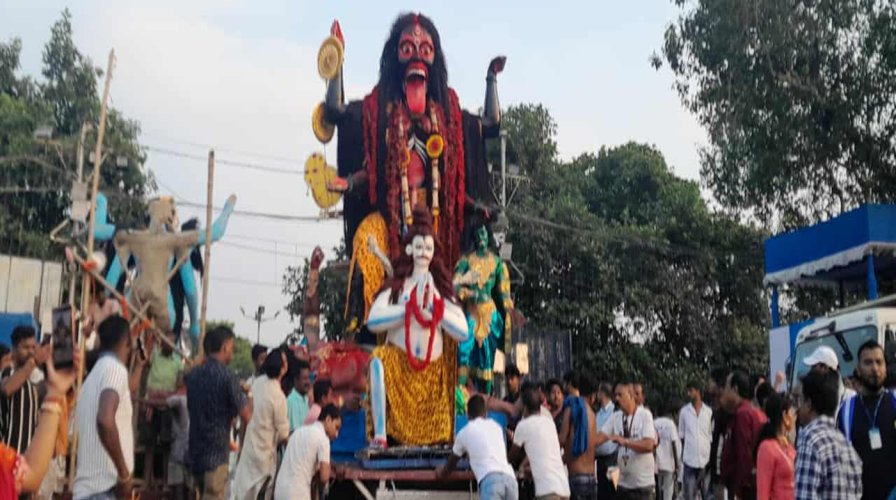 কলকাতার বাবুঘাটে চলছে, জাগ্রত চামুন্ডা কালী সহ অন্যান্য কালী প্রতিমার বিসর্জন