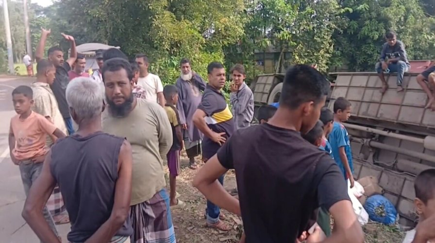 শান্তিগঞ্জে সাকিন বাস খাদে পড়ে ১৬ জন আহত