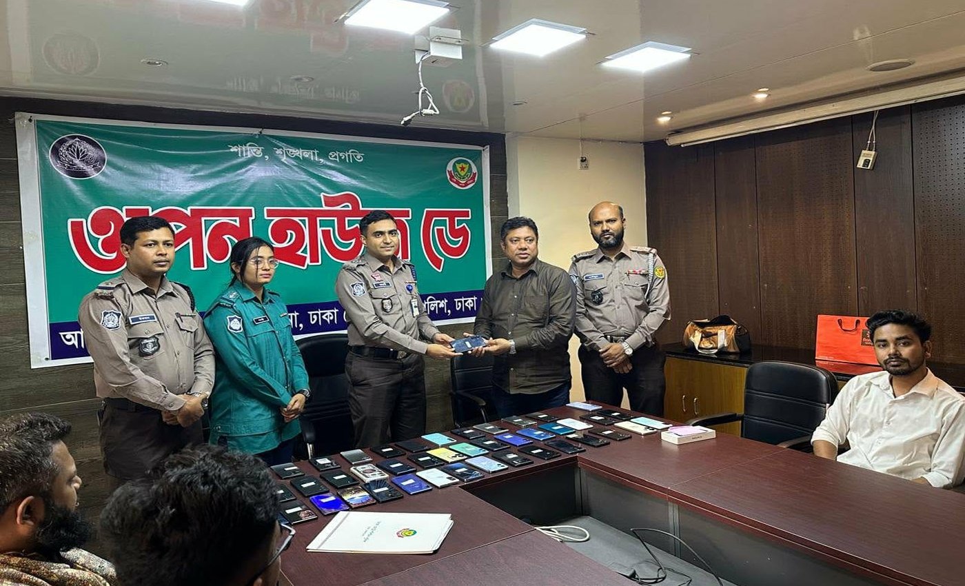 হারিয়ে যাওয়া ৪৩টি মোবাইল ফোন উদ্ধার করে প্রকৃত মালিকদের বুঝিয়ে দিলো পল্টন থানা পুলিশ