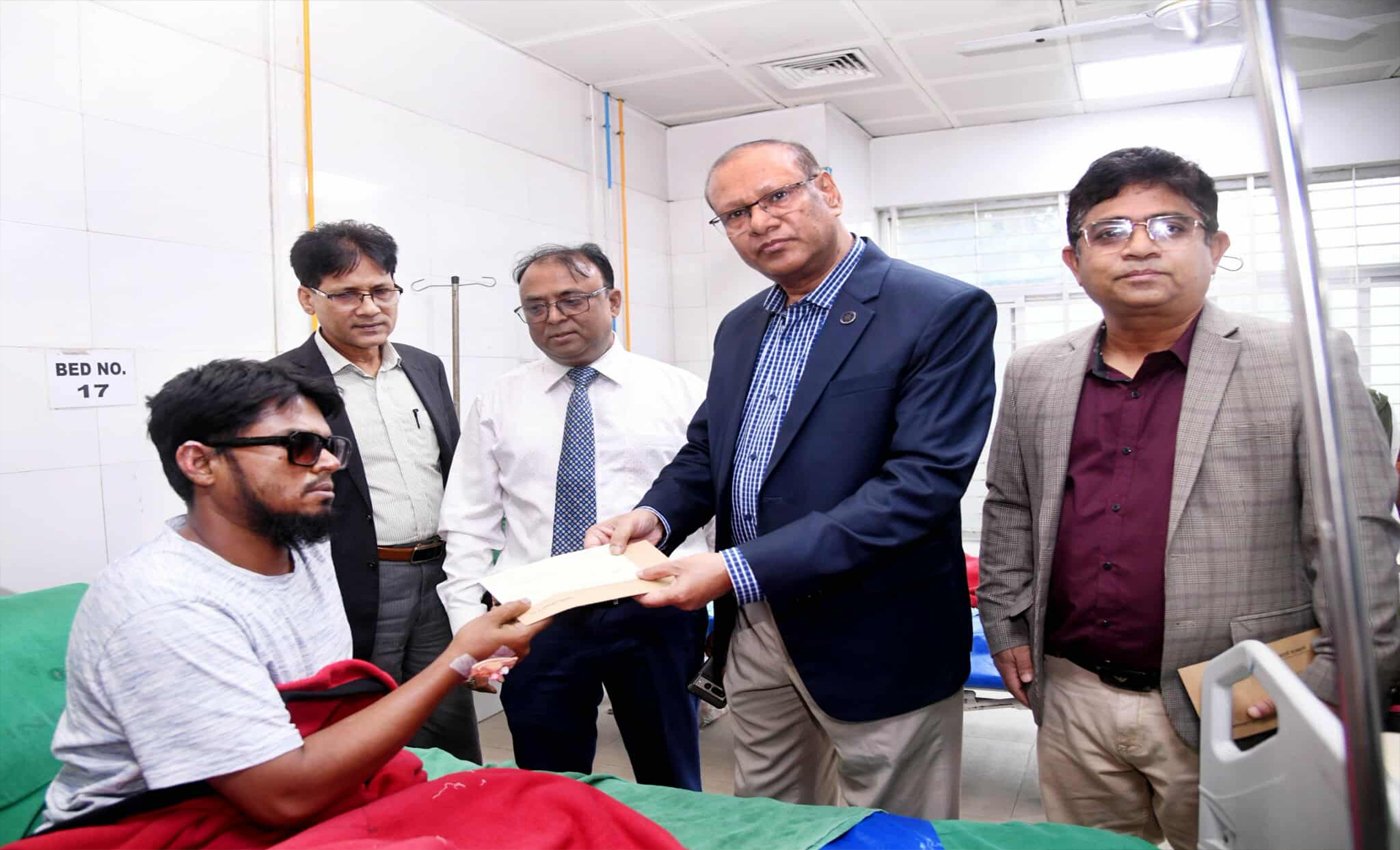 মিরপুর অগ্নিকাণ্ডে আহত ৩ শ্রমিককে ৫০ হাজার টাকা চিকিৎসা সহায়তা