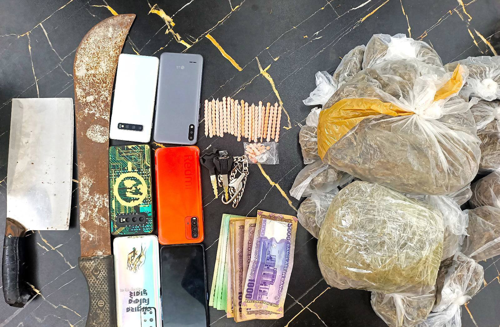 তিন পেশাদার ছিনতাইকারী ও মাদক কারবারিকে দেশীয় অস্ত্র ও মাদকসহ গ্রেফতার