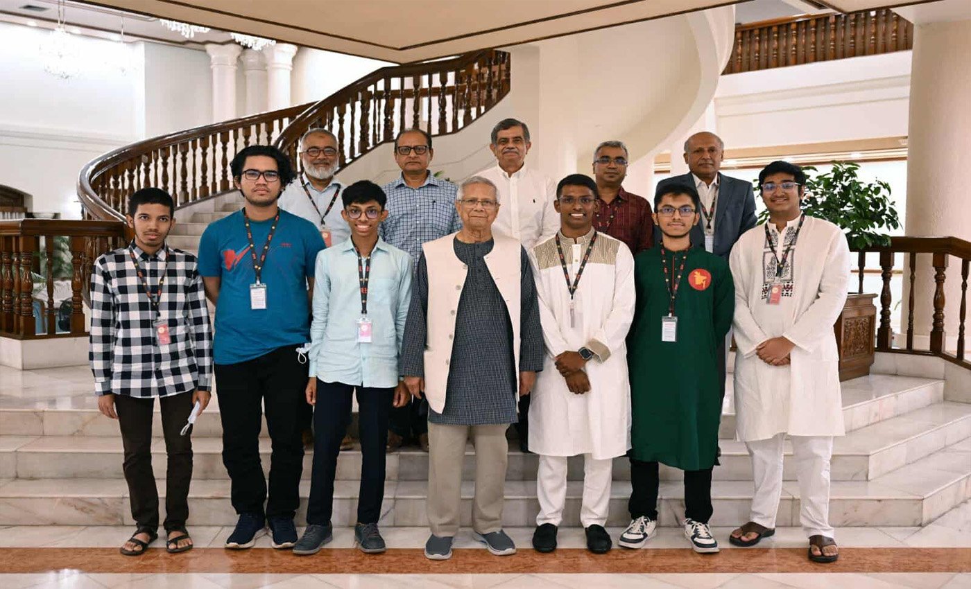 আন্তর্জাতিক অলিম্পিয়াডে পদকজয়ী শিক্ষার্থীদের সঙ্গে প্রধান উপদেষ্টার সাক্ষাৎ