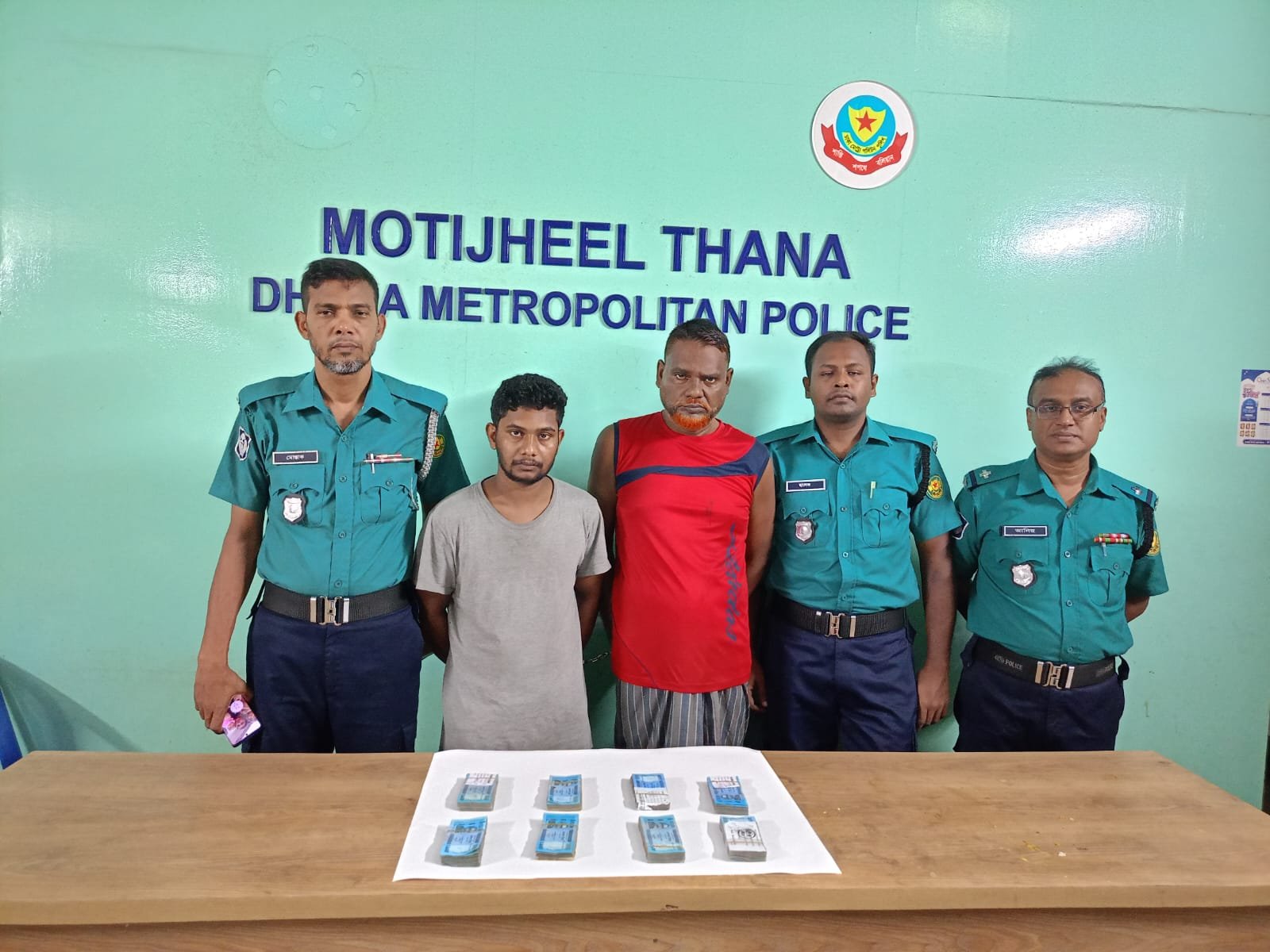 মতিঝিলে ডিবি পরিচয়ে ডাকাতির ঘটনায় তিন ডাকাত গ্রেফতার; হাইয়েস গাড়িসহ নগদ ৮৯ হাজার টাকা উদ্ধার