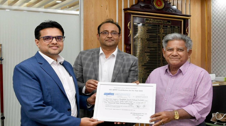 এপিএল ও ম্যারিকো বাংলাদেশ লিমিটেডের চেক হস্তান্তর শ্রমিক কল্যাণ ফাউন্ডেশনে
