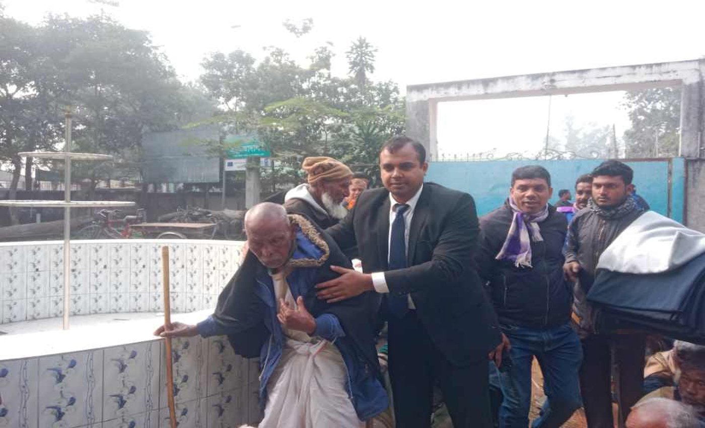 তারাগঞ্জে শীতার্তদের মাঝে ইউএনও’র কম্বল বিতরণ।