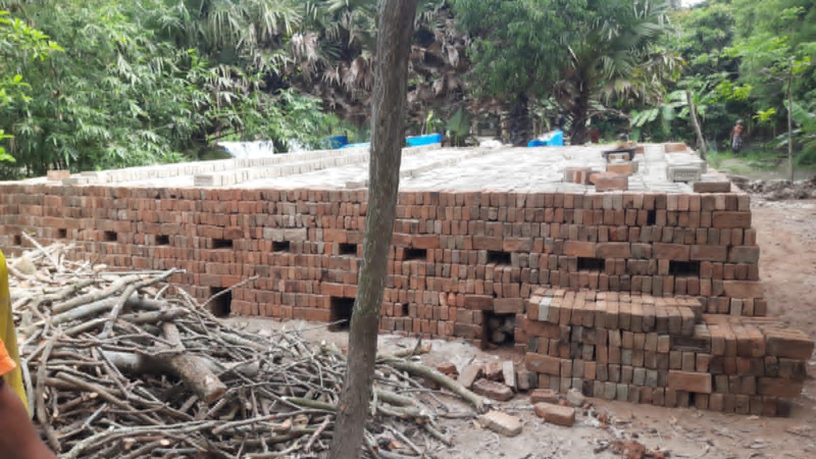 কালিগঞ্জে আইন লঙ্ঘন করে প্রকাশ্যে অবৈধভাবে ইট পোড়ানোর অভিযোগ