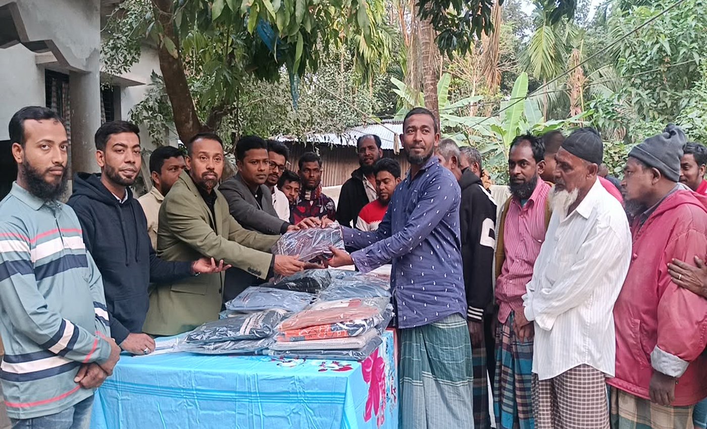 দুমকিতে শীতার্ত অটোচালকদের পাশে মানবিক হিরন খান