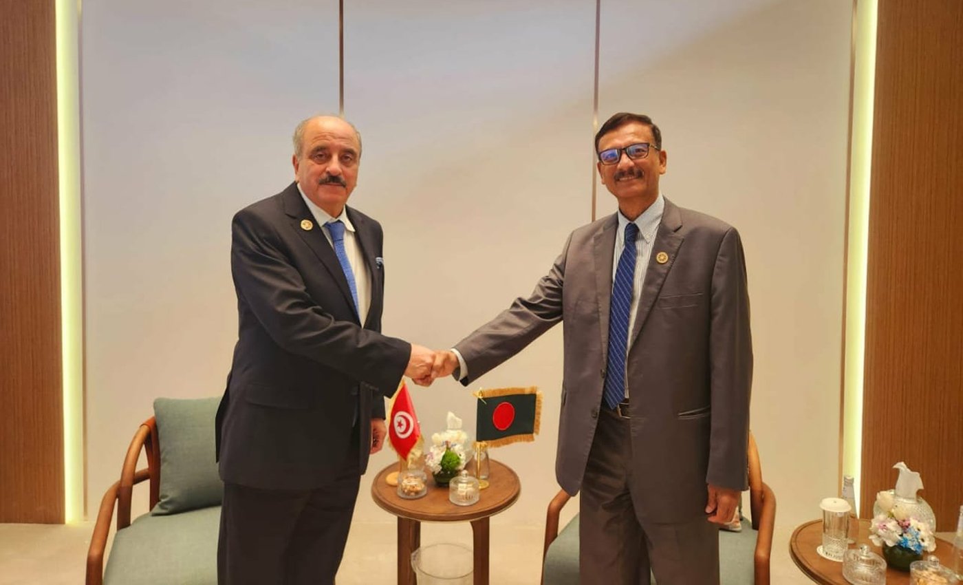 তিউনিসিয়ার পররাষ্ট্রমন্ত্রী মোহাম্মদ আলী নাফতি ফোরামের প্রান্তে পররাষ্ট্রমন্ত্রীর সাথে দেখা করেন।