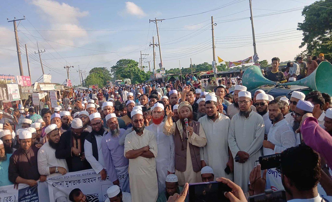 জমিয়ত নেতার খুনিদের গ্রেফতারের দাবিতে সিলেট - সুনামগঞ্জ সড়ক ব্লকেড