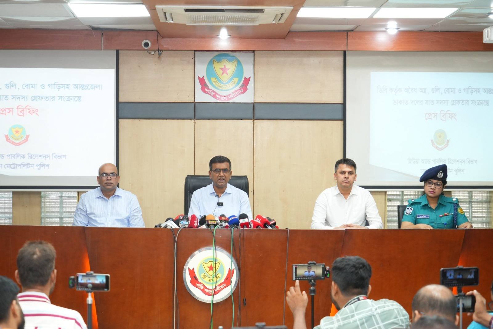 অবৈধ অস্ত্র, গুলি, বোমা ও গাড়িসহ আন্তঃজেলা ডাকাত দলের সাত সদস্যকে গ্রেফতার করেছে ডিবি