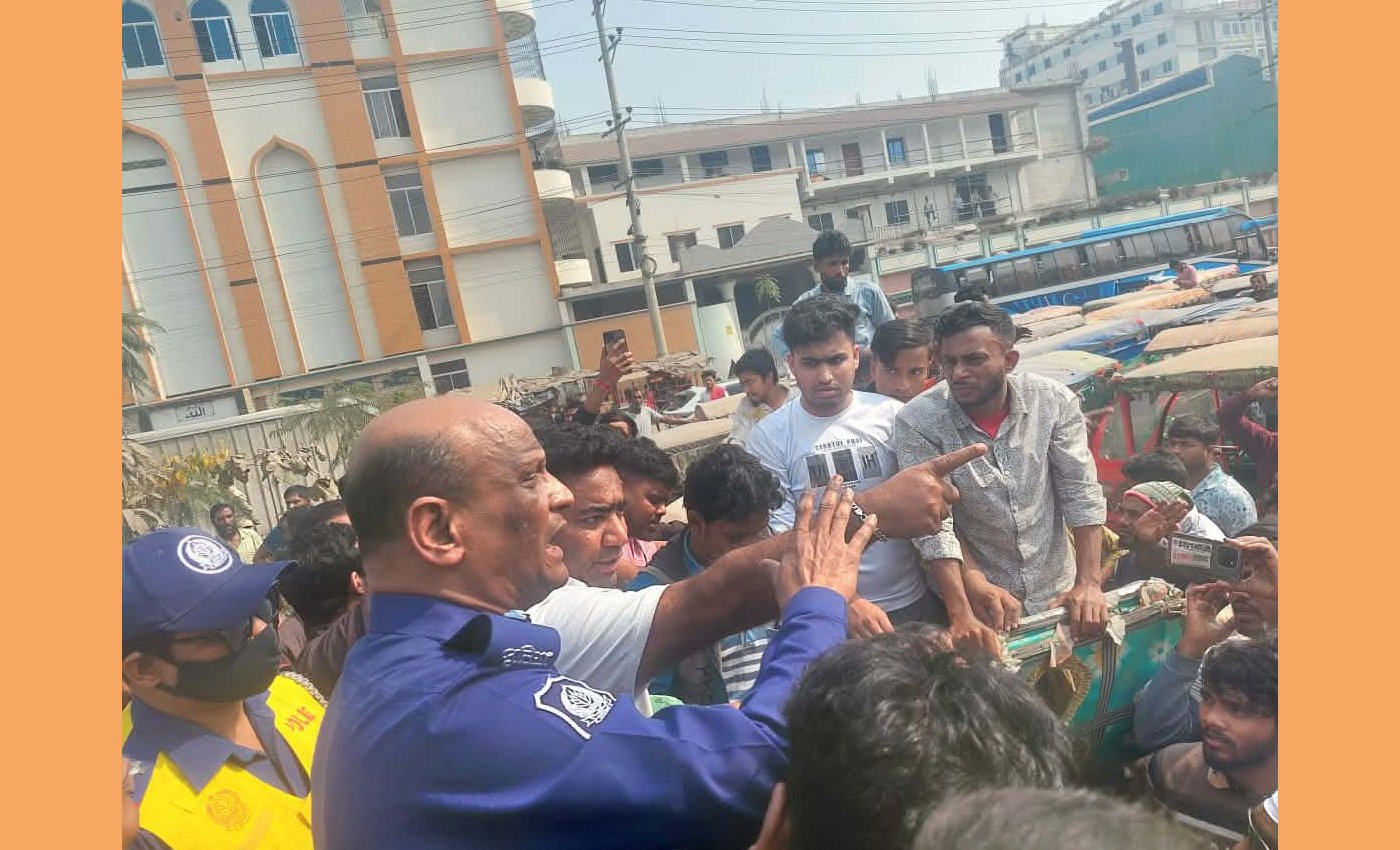 দাবী আদায়ের জন্য মহাসড়ক অবরোধ করে অটোরিকশা চালকরা,  জনগণের ভোগান্তি