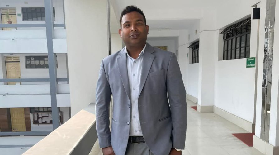 ইবিতে শিক্ষককে ক্যাম্পাস ছাড়তে বাধ্য করলেন শিক্ষার্থীরা