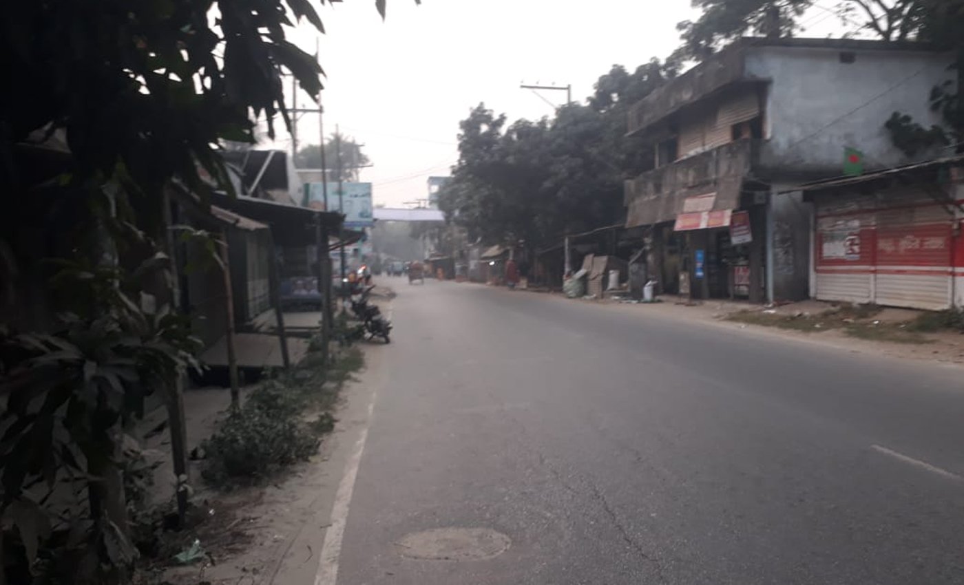 শ্রীনগরে মৃদু শীত কুয়াশাচ্ছন্ন পরিবেশ রাস্তাঘাট ফাঁকা চায়ের দোকান ক্রেতাশূন্য