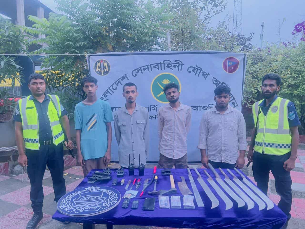 আশুলিয়ায় দম্পতিকে অপহরণ, বিপুল পরিমাণ দেশীয় অস্ত্রসহ আটক ৪ জন