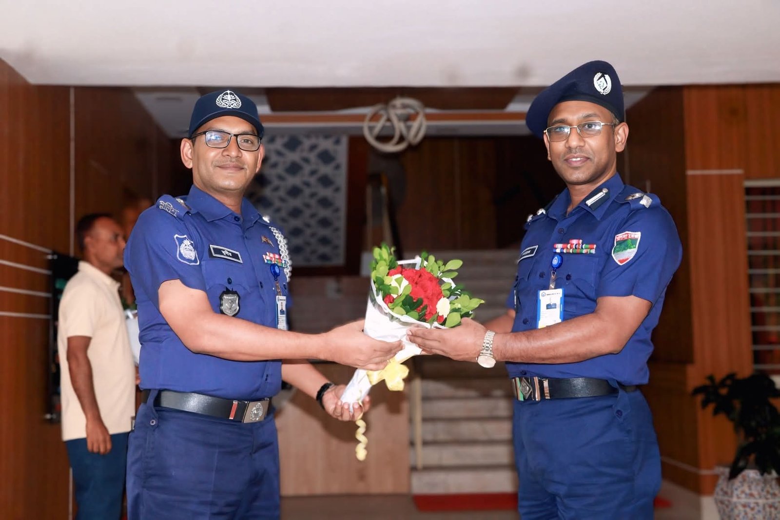 অ্যাডিশনাল ডিআইজি, খুলনা রেঞ্জ কে স্বাগত জানালেন পুলিশ সুপার সাতক্ষীরা
