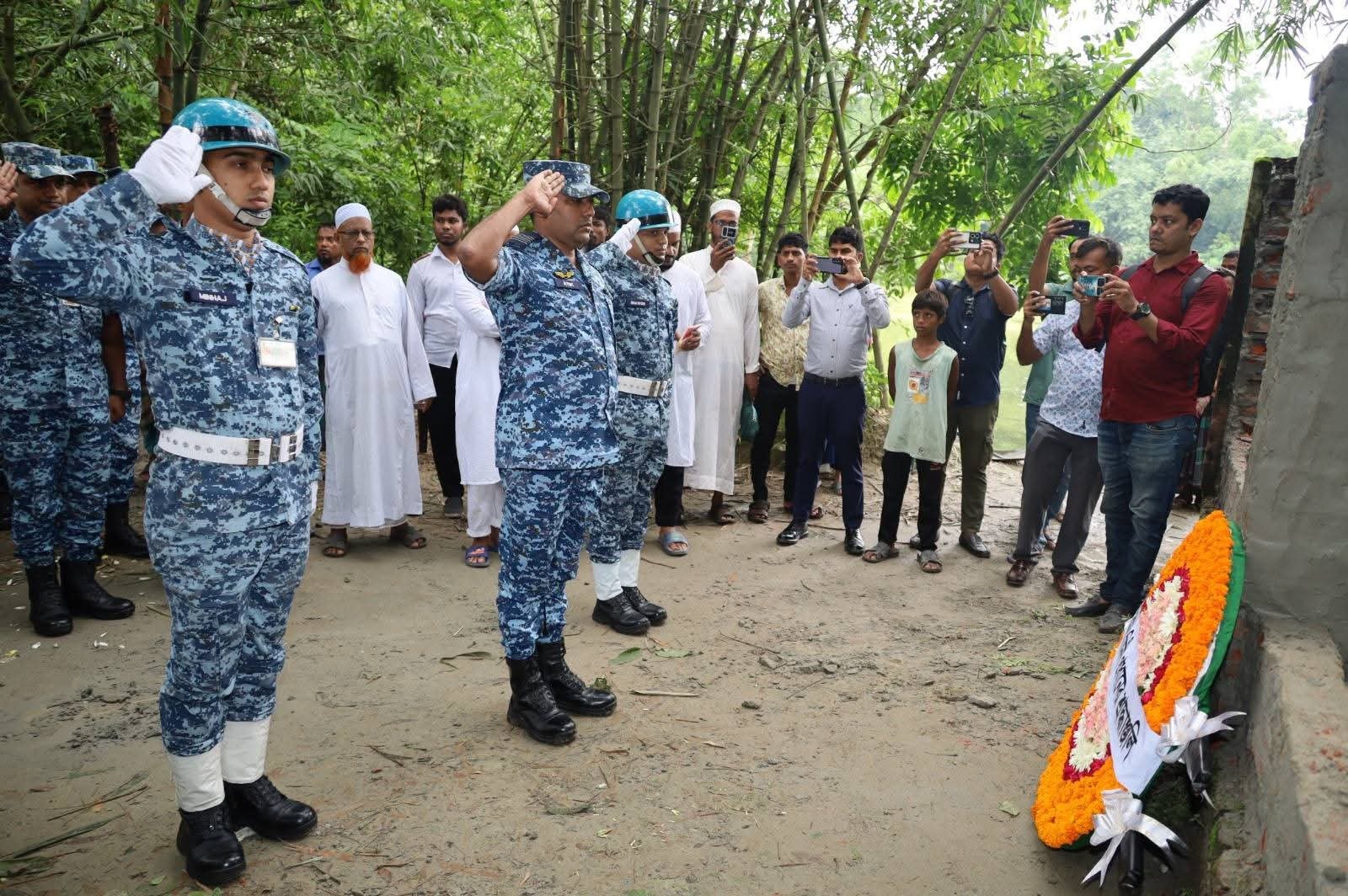 বাংলাদেশ বিমান বাহিনীর পক্ষ থেকে মাইলস্টোন স্কুল অ্যান্ড কলেজের কোমলমতি শিক্ষার্থী মোঃ মাহতাব রহমান ভুইয়া এর সমাধিতে পুষ্পস্তবক অর্পণ