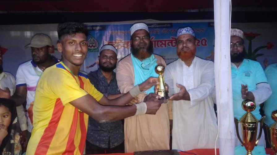 মহেশপুরে ফুটবল টুর্নামেন্টের পুরস্কার বিতরণী অনুষ্ঠান