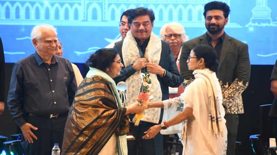 ৩১ তম কলকাতা আন্তর্জাতিক চলচ্চিত্র উৎসব জমজমাট উদ্বোধনে রঙিন নন্দনকলা