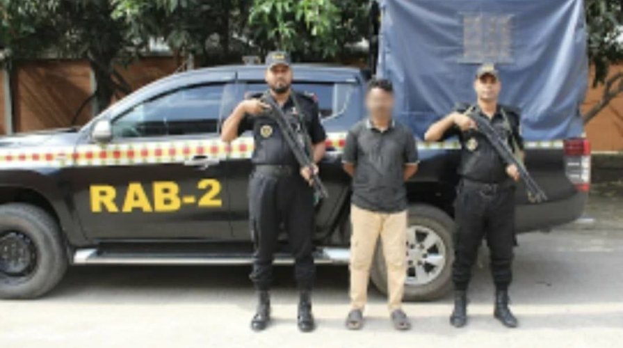 গোল্ডেন স্ট্রিটে র‌্যাবের অভিযানে বিদেশি পিস্তলসহ অস্ত্রধারী গ্রেপ্তার