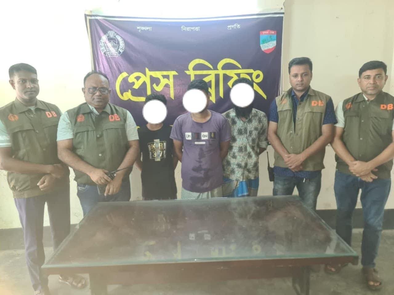 যশোরে ডাকাতির প্রস্তুতির সময় পলাতক সংঘবদ্ধ ডাকাত চক্রের ০৩ সদস্য ডিবি’র হাতে গ্রেফতার