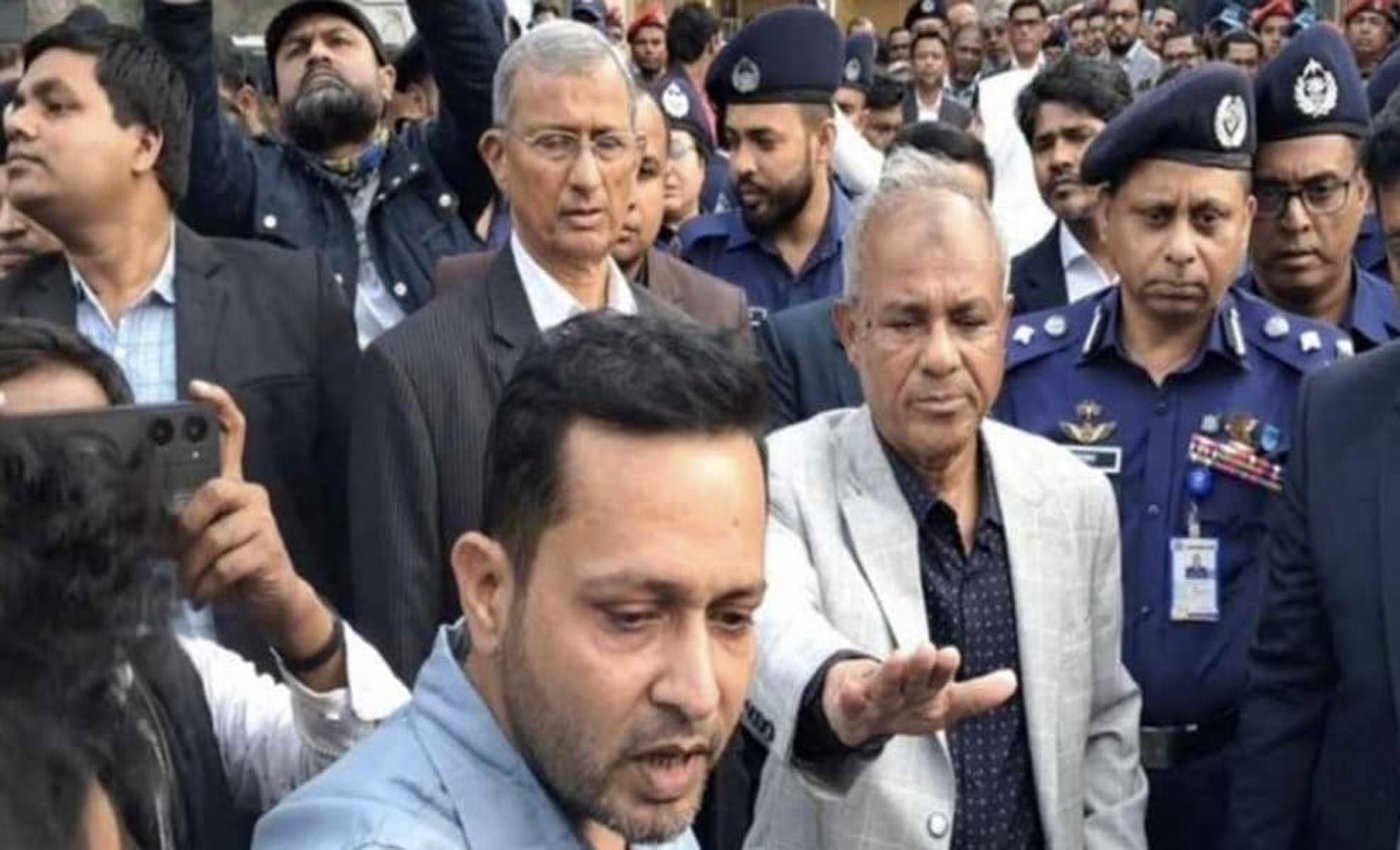 মামলা না থাকলেও ‘আওয়ামী সন্ত্রাসীদের’ গ্রেপ্তারের নির্দেশ স্বরাষ্ট্র উপদেষ্টার