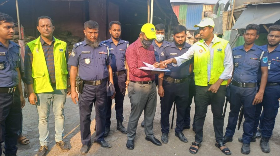 কেরানীগঞ্জে অভিযানে অবৈধ ব্যাটারী কারখানা সিলগালা,  ৭ দিনের মধ্যে দস্তা বর্জ্য অপসারণের নির্দেশ