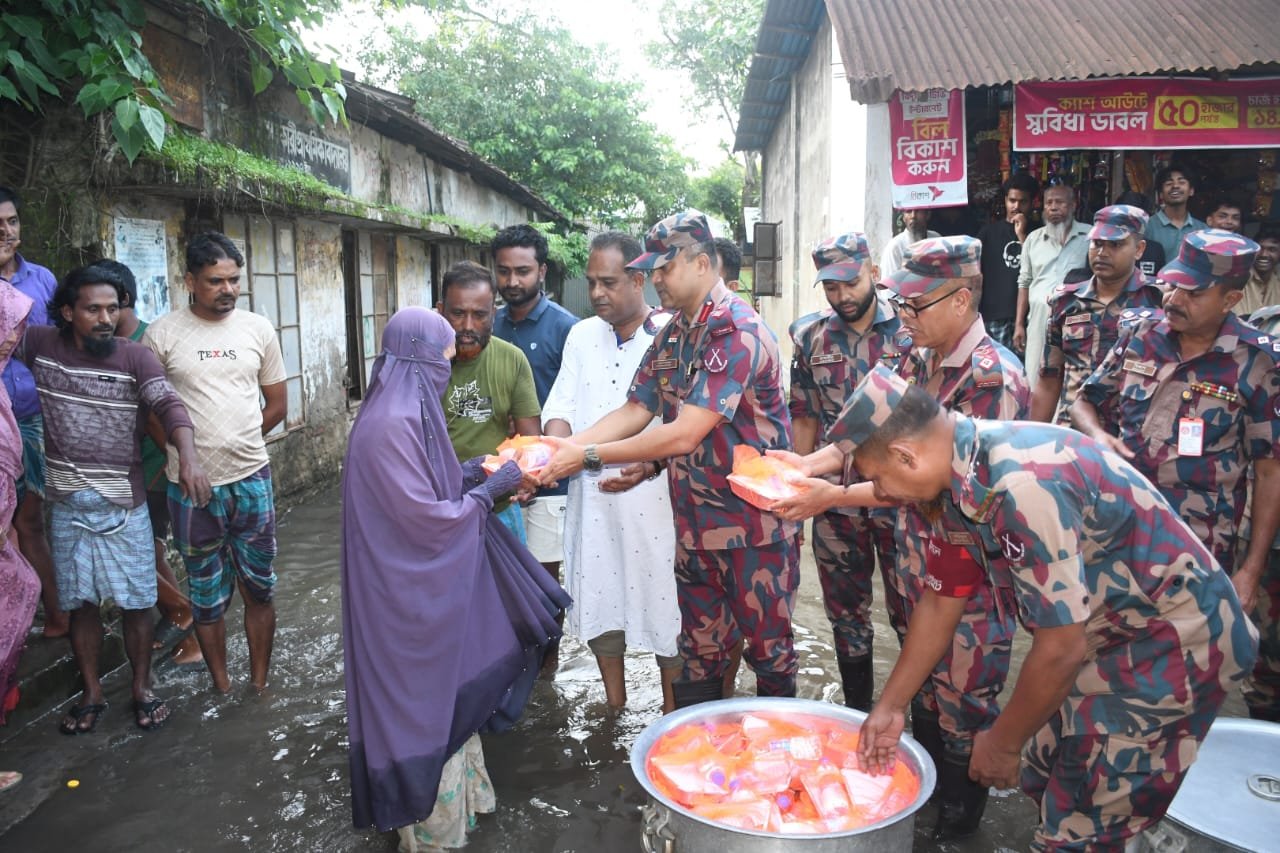 ফেনীর ছাগলনাইয়া উপজেলার বন্যাদুর্গত অসহায় ও পানিবন্দি ২০০ জন মানুষের মাঝে খাদ্যসামগ্রী বিতরণ করেছে বিজিবি।