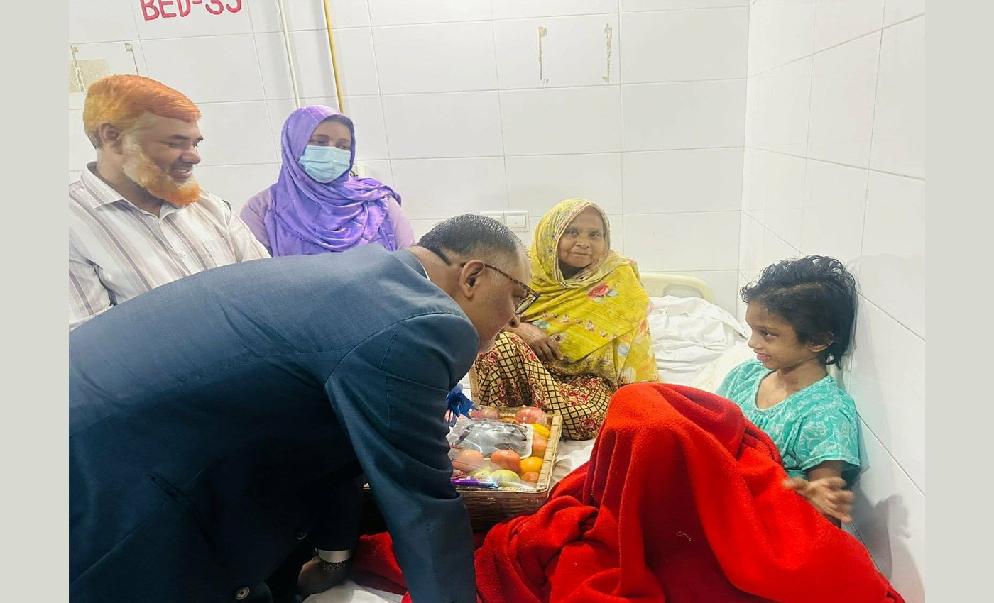 চিকিৎসাধীন মোহনাকে দেখতে হাসপাতালে বিমান উপদেষ্টা