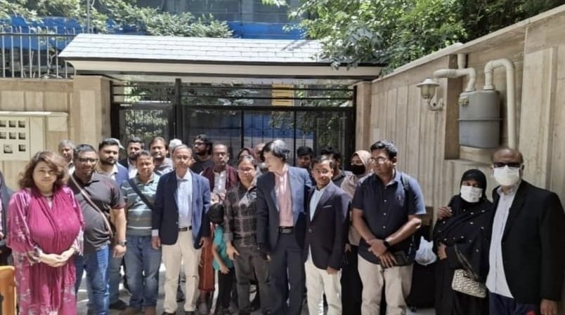 ২৮ জন সড়ক পথে ইরান থেকে পাকিস্তানের উদ্দেশ্যে রওনা করে পাকিস্তান সীমান্তে পৌঁছেছেন।