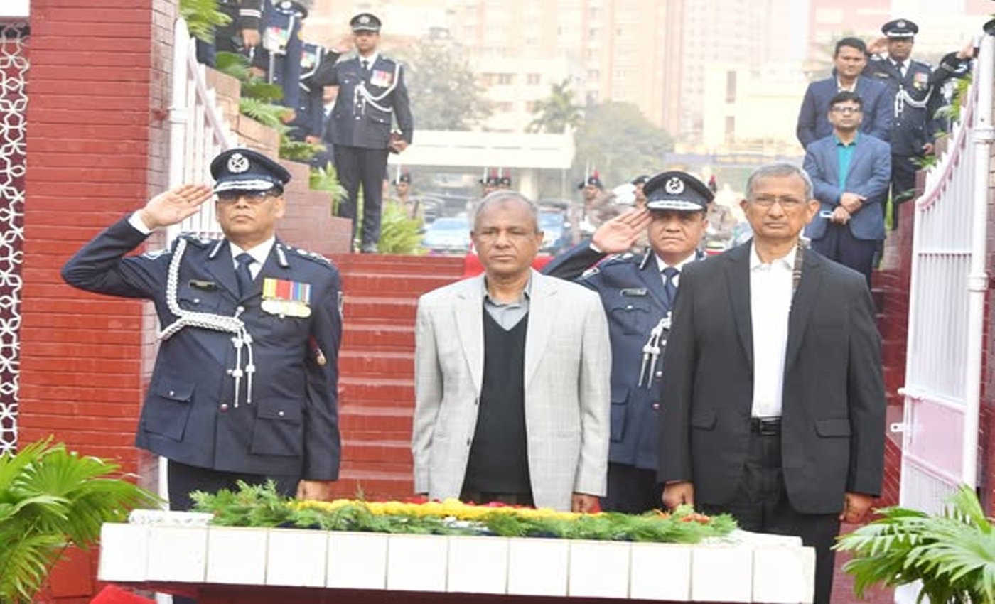 বিজয় দিবসে রাজারবাগে শহীদ পুলিশ সদস্যদের প্রতি স্বরাষ্ট্র উপদেষ্টা ও আইজিপির শ্রদ্ধা