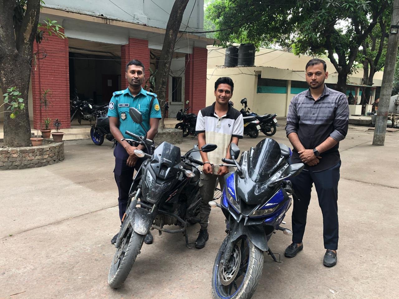 ঢাবিতে ছবি তুলে দেওয়ার কথা বলে অভিনব কায়দায় মোটরসাইকেল চুরি; শাহবাগ থানা কর্তৃক  মোটরসাইকেল উদ্ধারসহ  চোর গ্রেফতার