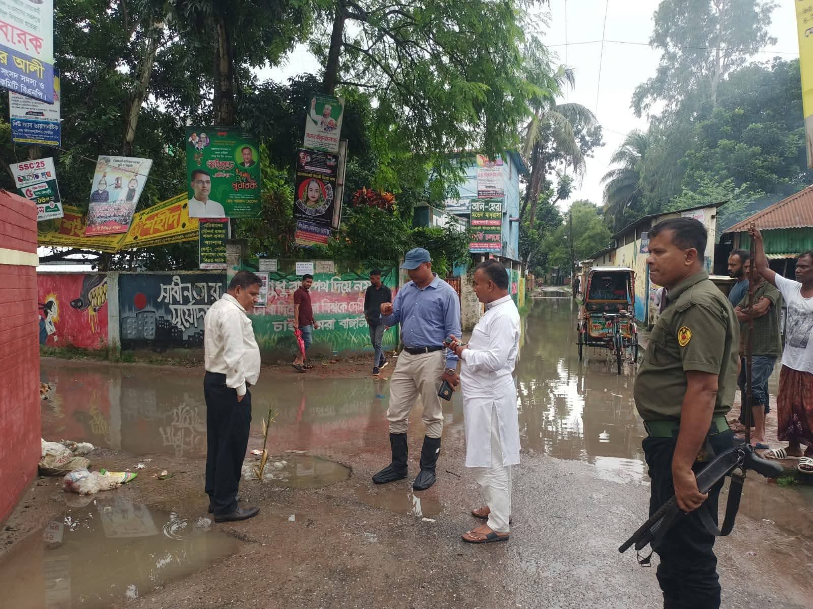 উল্লাপাড়ায় পৌরসভার জলাবদ্ধতা নিরসন করতে সরজমিন পরিদর্শন করছেন পৌর প্রশাসক