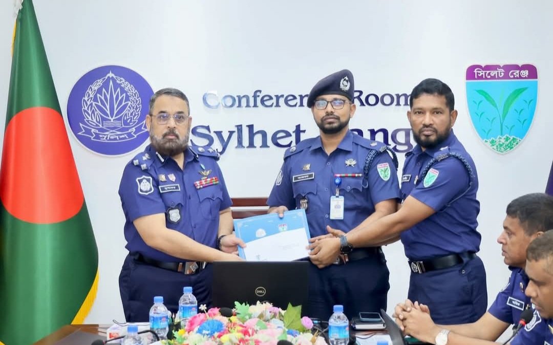 সিলেট রেঞ্জে জুন মাসের সেরা সার্কেল ও থানার পুরস্কার পেল মৌলভীবাজার  সিলেট রেঞ্জের চার জেলার অফিসারদের মধ্যে শ্রেষ্ঠত্বের স্বীকৃতি পেলেন মৌলভীবাজার জেলার দুই পুলিশ কর্মকর্তা।