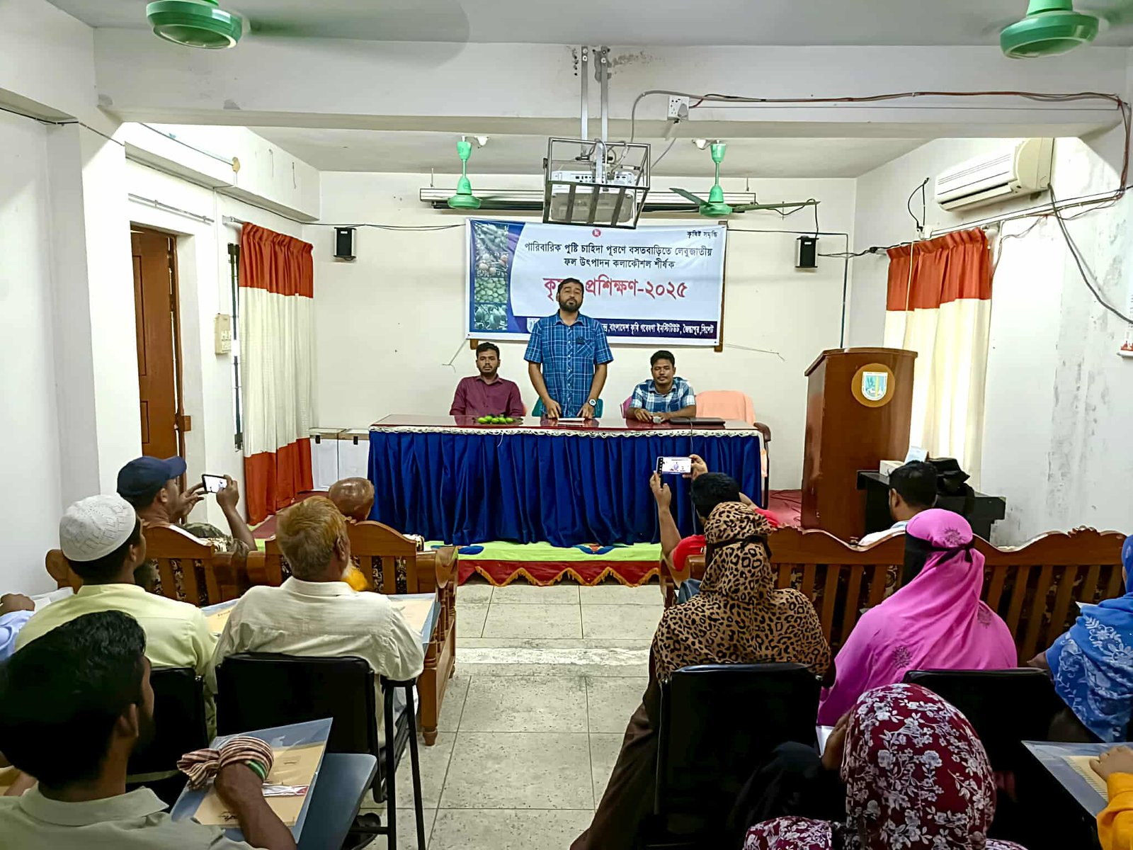 জৈন্তাপুরে বসতবাড়িতে লেবু জাতীয় ফল চাষে কৃষকদের প্রশিক্ষণ