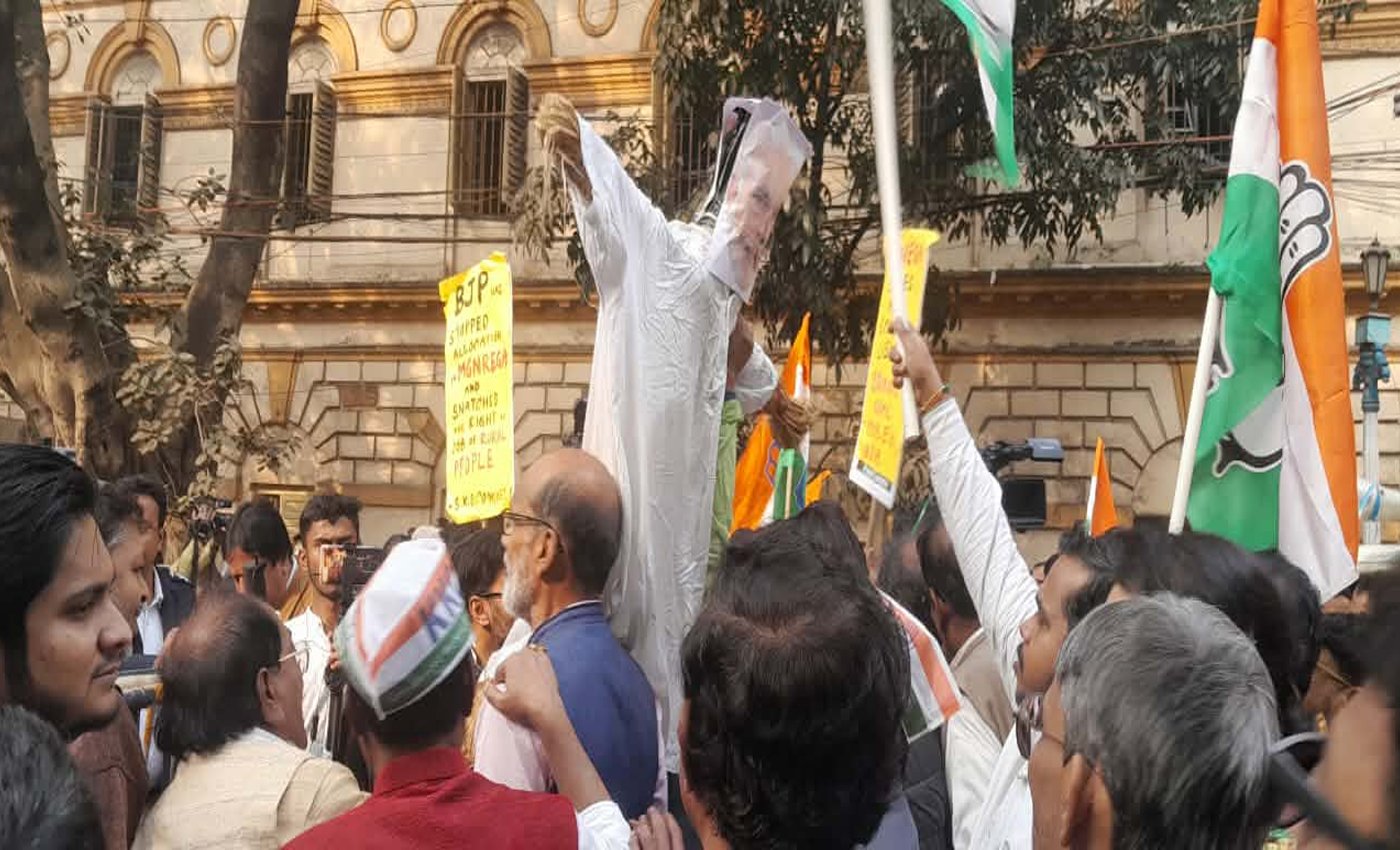 ১০০ দিনের কাজের প্রকল্প থেকে মহাত্মা গান্ধীর নাম বাদ দেওয়ার প্রতিবাদে- রাজভবন অভিযান।