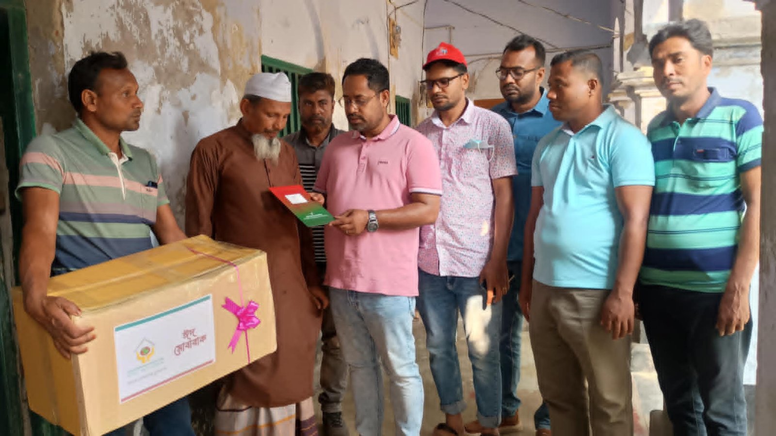 জিয়াউর রহমান ফাউন্ডেশনের উদ্যোগে শহীদ পরিবারের মাঝে ঈদ উপহার বিতরণ