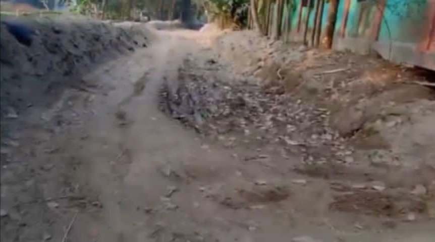 ময়মনসিংহের ঈশ্বরগঞ্জে পাকা রাস্তা নির্মাণ কাজে ধীরগতি ভোগান্তিতে এলাকাবাসী