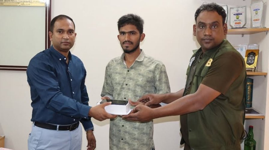 লালমনিরহাট জেলা পুলিশের অভিযানে হারানো মোবাইল ফেরত পেলেন প্রকৃত মালিক