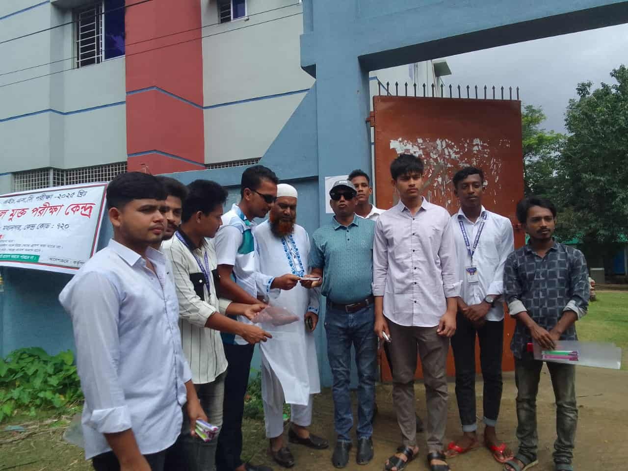 মধ্যনগর কলেজ শাখা ছাত্রদলের উদ্যোগে এইচএসসি পরীক্ষার্থীদের মাঝে ফাইল কলম পেন্সিল বিতরণ