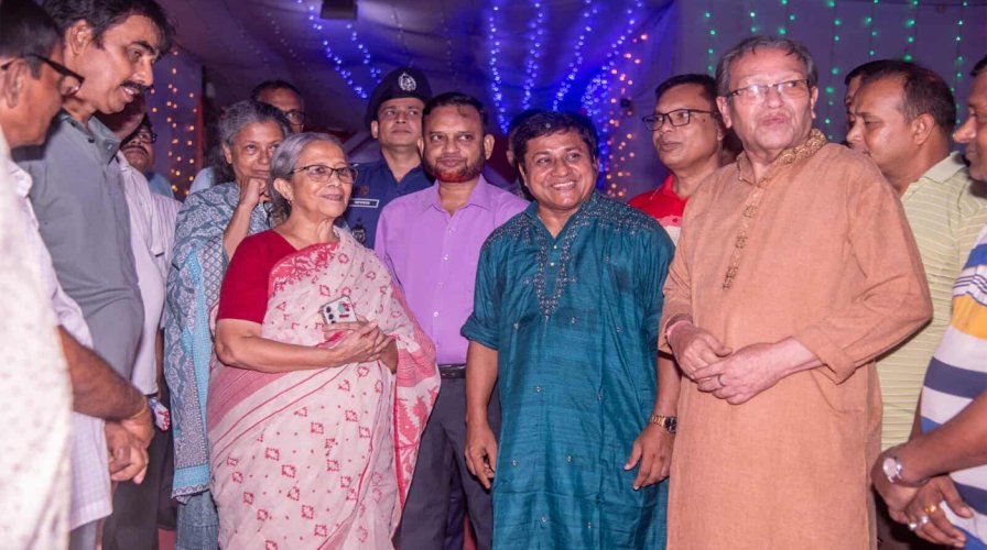 মৎস্য ও প্রাণিসম্পদ উপদেষ্টা পরিদর্শন করলেন শ্রী শ্রী দশভূজা বিগ্রহ মন্দির পূজামণ্ডপ