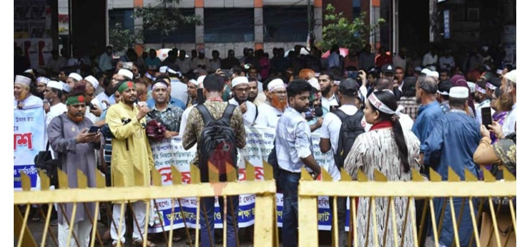 শিক্ষকদের দাবি আদায় না হওয়া পর্যন্ত তারা প্রেসক্লাব এলাকা ছাড়বেনা