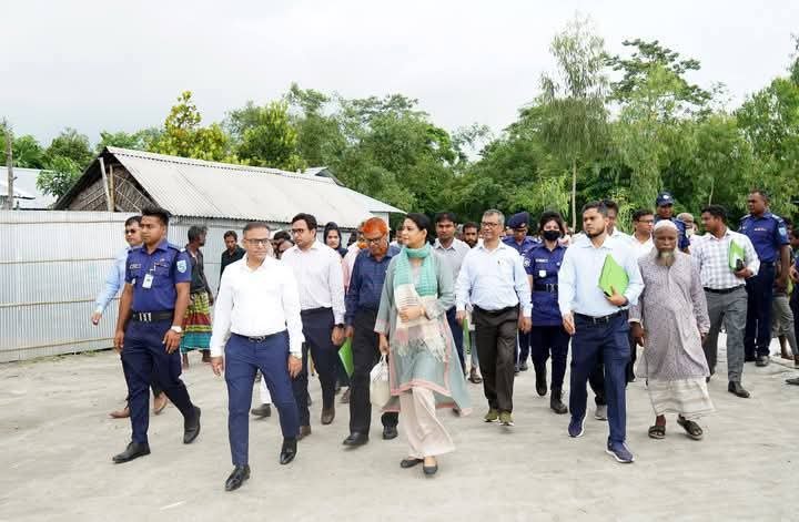 পাঞ্জরভাঙ্গা রেলসেতু এলাকায় তিস্তা নদীর ডান তীর পরিদর্শন করেছেন।পানিসম্পদ উপদেষ্টা