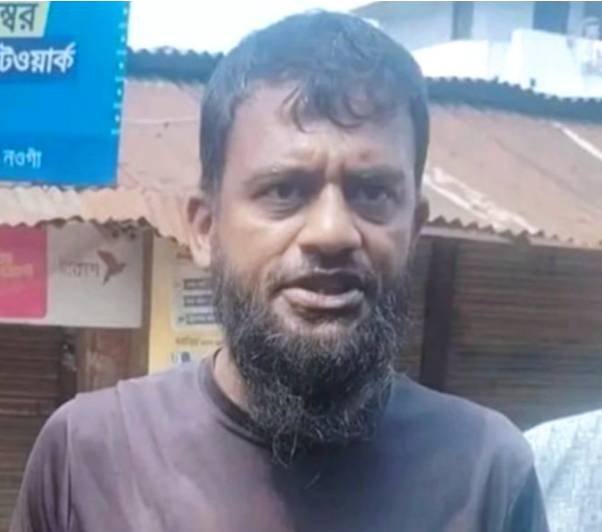 নওগাঁয় পুলিশে আটক করার পরেও জয় বাংলা স্লোগান দিলো যুবক