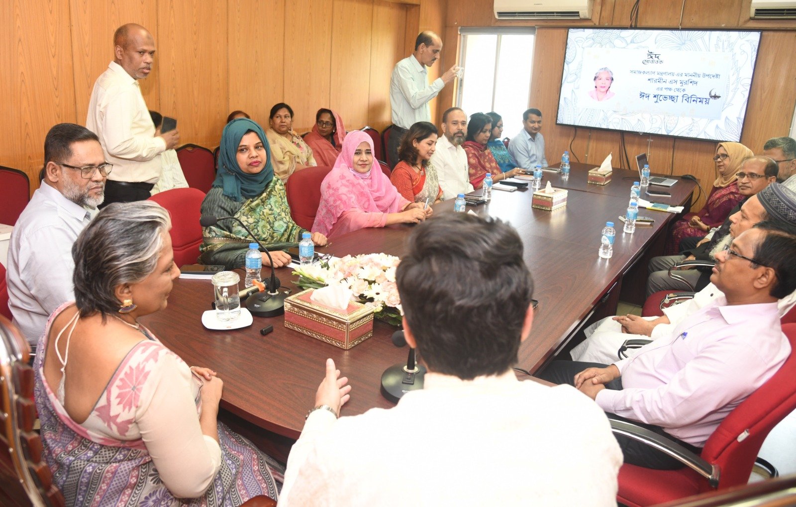 সমাজকল্যাণ এবং মহিলা ও শিশু বিষয়ক  মন্ত্রণালয়ের উপদেষ্টা শারমীন এস মুরশিদ মন্ত্রণালয়ের সভাকক্ষে সকল কর্মকর্তা- কর্মচারীদের সঙ্গে ঈদ শুভেচ্ছা বিনিময় করেন