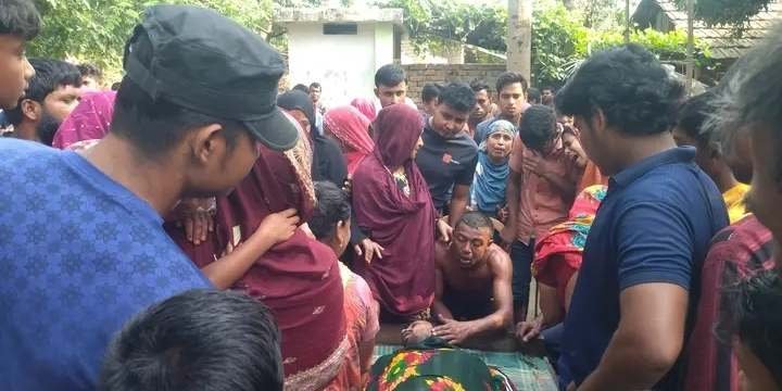 মাঠে কাজ করতে গিয়ে বিদ্যুৎস্পৃষ্ট হয়ে যুবকের মর্মান্তিক মৃত্যু