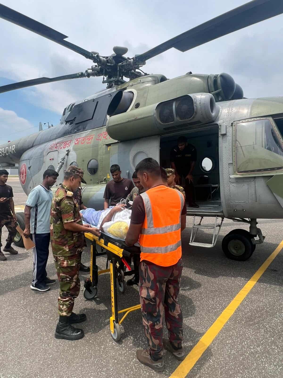বিজিবির হেলিকপ্টারযোগে ঢাকায় আনা হলো মায়ানমার সীমান্তে আহত হাতিকে চিকিৎসা দিতে গিয়ে গুরুতর আহত ০২ চিকিৎসকসহ ০৩ জনকে