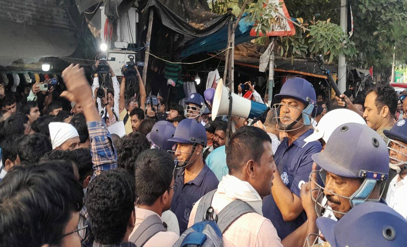 কলকাতায় চাকরি প্রার্থীদের ন্যায় বিচারের দাবিতে আন্দোলন, পুলিশের সঙ্গে সংঘর্ষে গ্রেপ্তার