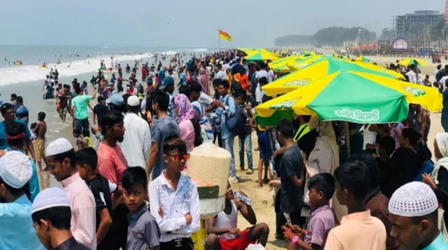 কক্সবাজারে পর্যটকদের চাপ বেড়েছে