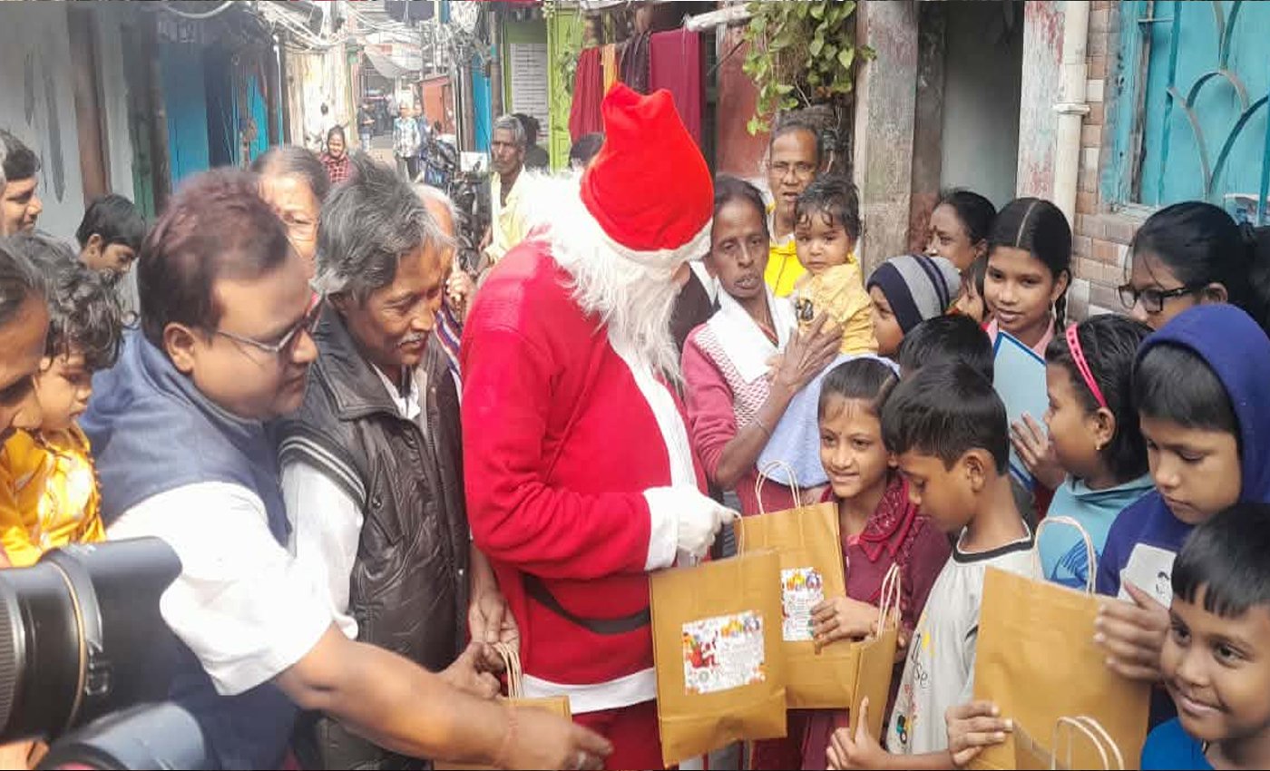 শিক্ষাকে বাঁচিয়ে রাখতে, বর্ণপরিচয় ও উপহার নিয়ে, পাড়ায় পাড়ার শিশুদের পাশে সান্তা ক্লজ।