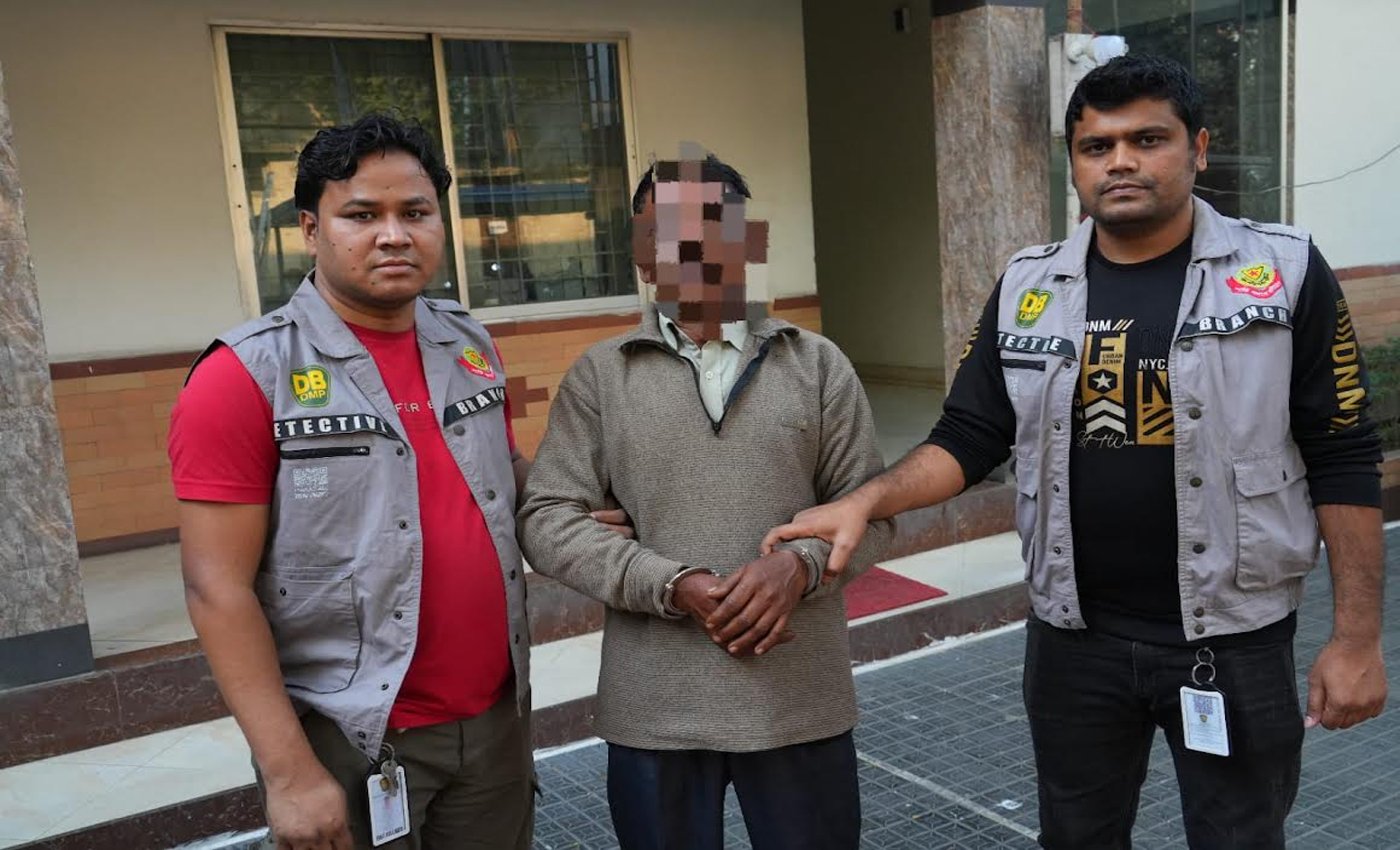 দুইটি অবৈধ বিদেশি পিস্তল, চারটি ম্যাগাজিন ও ২১ রাউন্ড গুলিসহ একজন অস্ত্র ব্যবসায়ীকে গ্রেফতার করেছে ঢাকা মহানগর গোয়েন্দা পুলিশ (ডিবি)